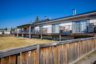 4504 75 St NW in Calgary, AB - Building Photo - Building Photo