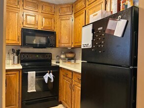 8153 Holmes Rd, Unit 201 in Kansas City, MO - Building Photo - Building Photo