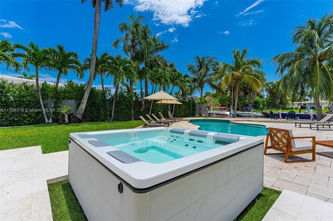 1090 NE 84th St in Miami, FL - Building Photo