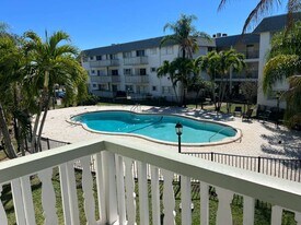 15225 NE 6th Ave in Miami, FL - Building Photo