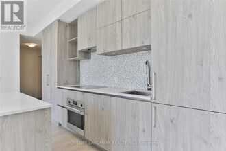 1 Yorkville Ave in Toronto, ON - Building Photo - Building Photo