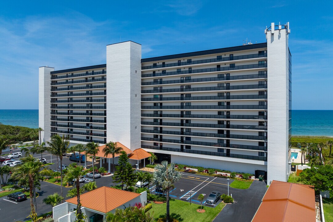 The Island Club in Jensen Beach, FL - Foto de edificio