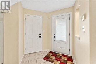 34 Inlet Bay Dr in Whitby, ON - Building Photo - Building Photo