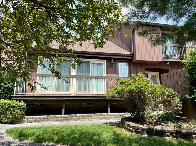 4632 Bloomingdale Dr in Hillsborough, NJ - Foto de edificio - Building Photo