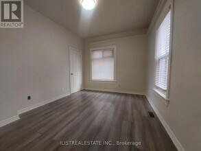 222 Athol St E in Oshawa, ON - Building Photo - Building Photo