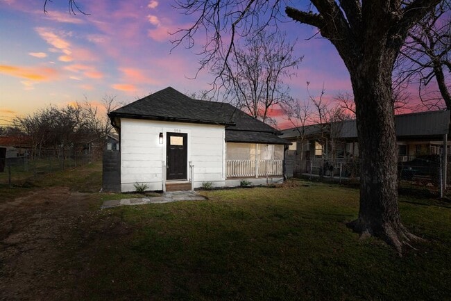 property at 918 W 3rd St