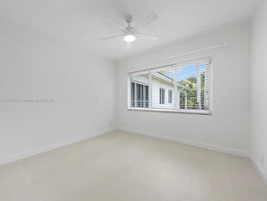 6601 Riviera Dr in Coral Gables, FL - Foto de edificio - Building Photo
