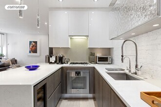 344 W 49th St in New York, NY - Building Photo - Building Photo