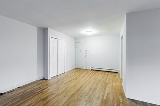 Scott Court Apartments in Ridgefield Park, NJ - Building Photo - Interior Photo