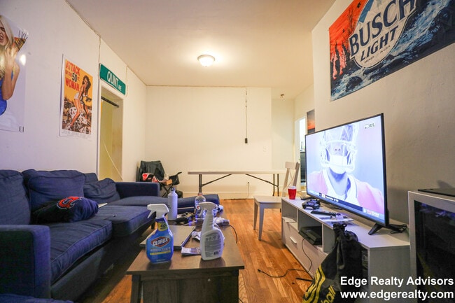 56 Egmont St, Unit 1 in Brookline, MA - Foto de edificio - Building Photo