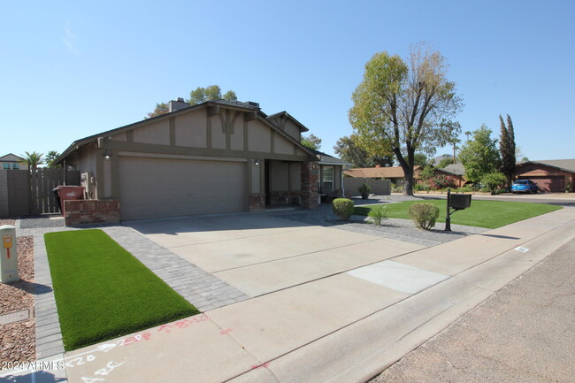 8007 E Tuckey Ln in Scottsdale, AZ - Building Photo - Building Photo