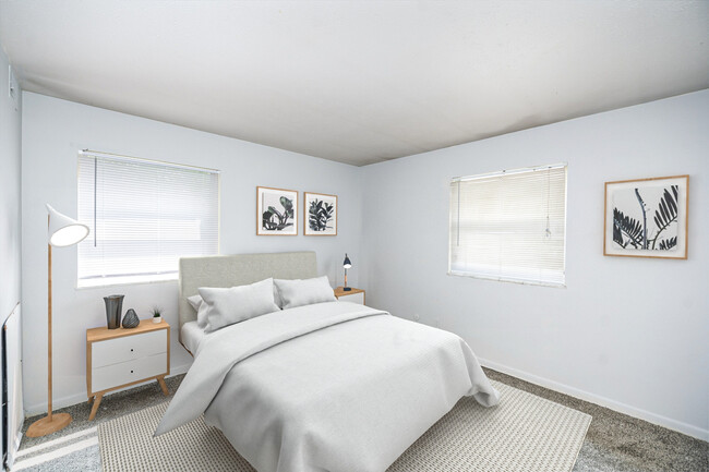 Apartments @ Marten Court in Indianapolis, IN - Foto de edificio - Building Photo
