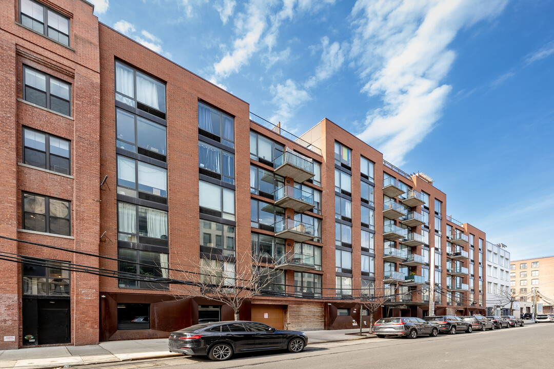220 N 10th St in Brooklyn, NY - Building Photo