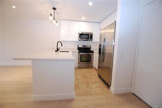 6820 Remmet Ave, Unit 304 in Canoga Park, CA - Foto de edificio - Building Photo