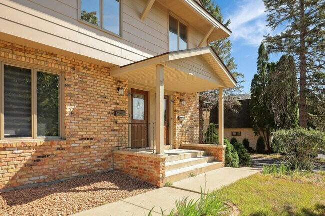 7217 Glouchester Dr, Unit 7215 Glouchester in Minneapolis, MN - Building Photo - Building Photo