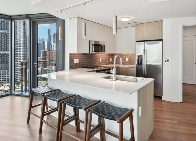 215 N Clinton St in Chicago, IL - Foto de edificio - Building Photo