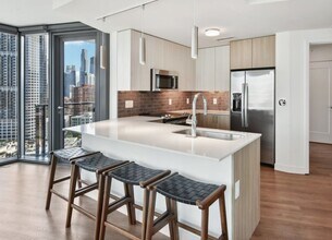 215 N Clinton St, Unit 1809 in Chicago, IL - Building Photo - Building Photo