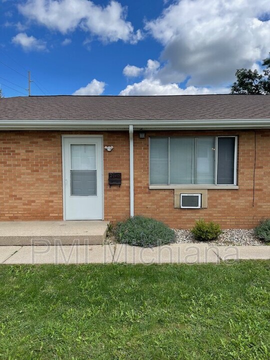 2010 Lathrop St in South Bend, IN - Foto de edificio