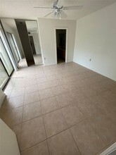 6902 69th Way in West Palm Beach, FL - Foto de edificio - Building Photo