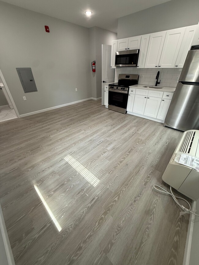 456 Ellison St, Unit 102 in Paterson, NJ - Foto de edificio - Building Photo