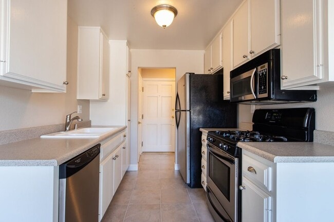 4775 E Pacific Coast Hwy in Long Beach, CA - Building Photo - Building Photo