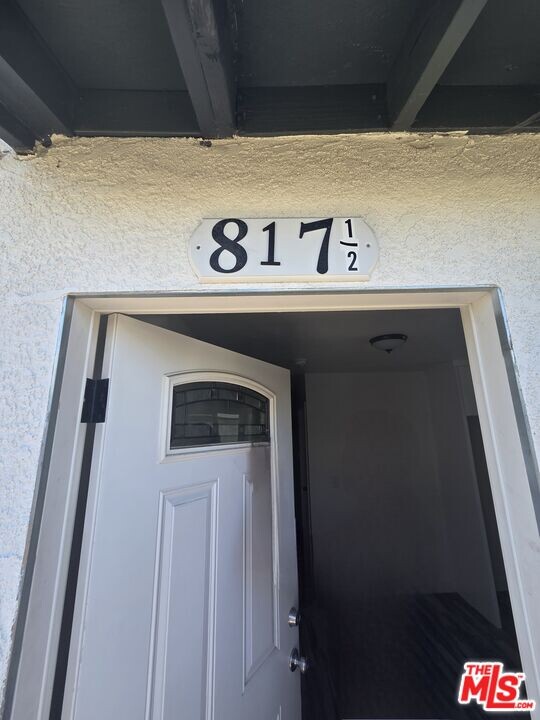 817 W 101st St in Los Angeles, CA - Building Photo
