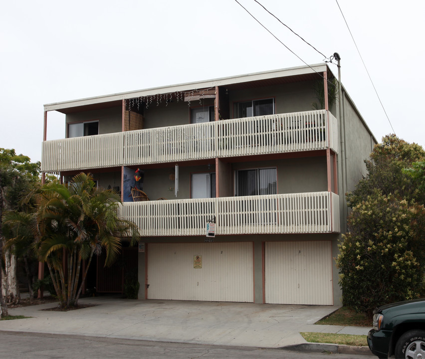 2215 E Florida St in Long Beach, CA - Building Photo