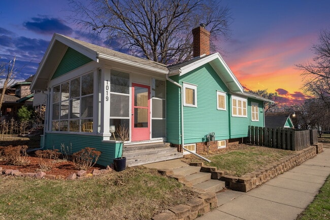 property at 1019 W 4th St