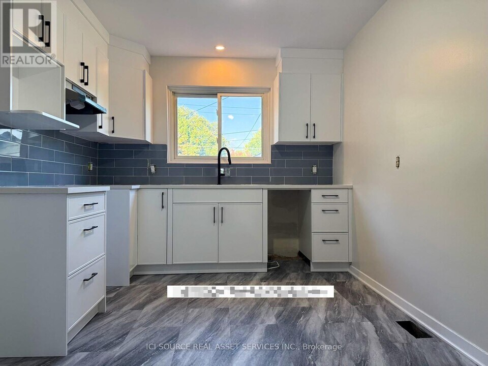 865 Woodroffe Ave in Ottawa, ON - Building Photo