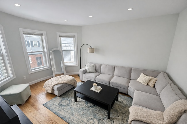 910 E 4th St, Unit 2 in Boston, MA - Foto de edificio - Building Photo