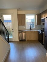 7519 N Clarendon Ave, Unit 4 in Portland, OR - Building Photo