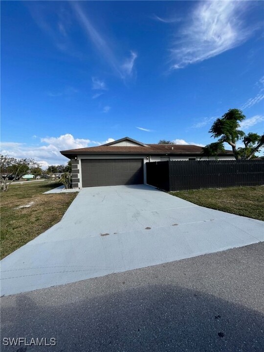 1402 SE 34th St in Cape Coral, FL - Building Photo