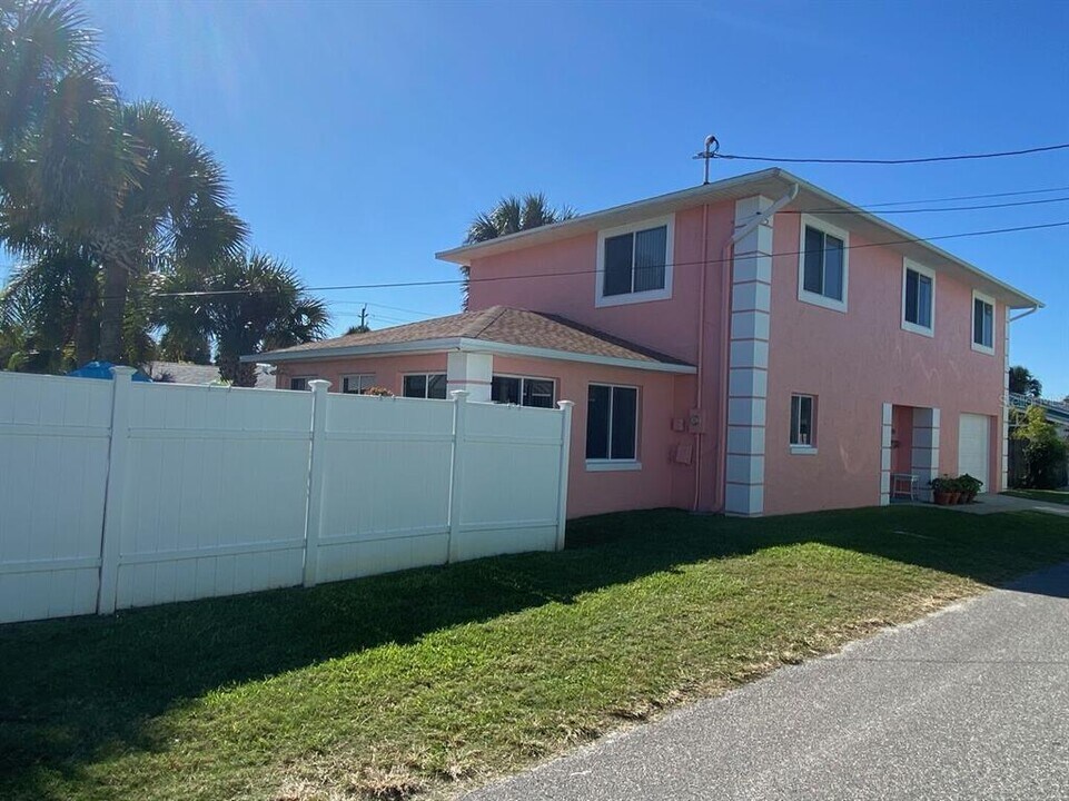 407 Esther St in New Smyrna Beach, FL - Building Photo