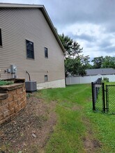 832 Laurel Ave in Hudson, WI - Foto de edificio - Building Photo