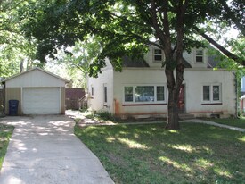 927 Maple St in Eudora, KS - Building Photo