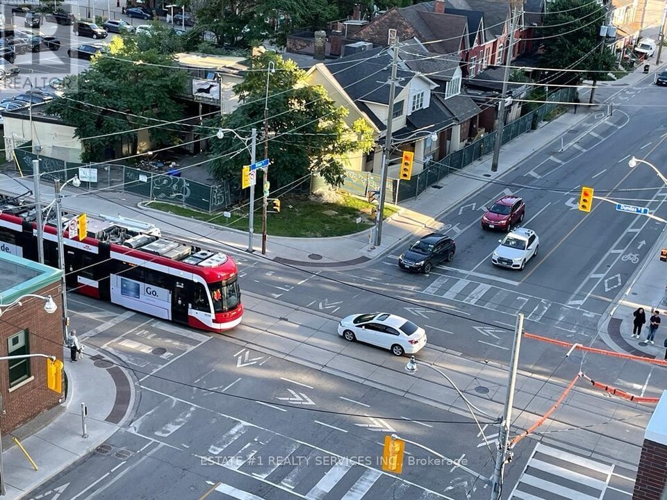 130-130 River St in Toronto, ON - Building Photo