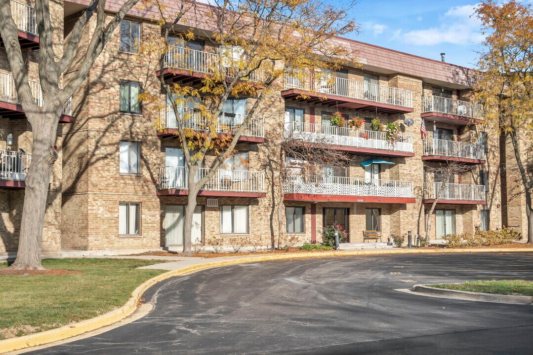 5400 Astor Ln in Rolling Meadows, IL - Building Photo