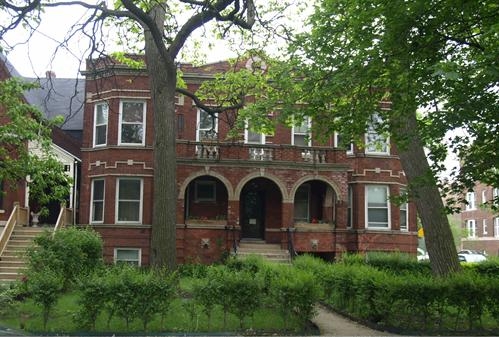 2555 W Logan Blvd in Chicago, IL - Foto de edificio