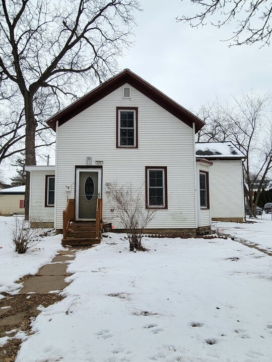 114 S 4th St in River Falls, WI - Building Photo