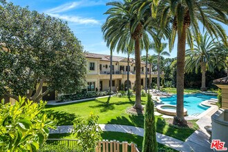 70 Beverly Park St in Beverly Hills, CA - Building Photo - Building Photo