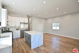 6961 Balcom Ave in Los Angeles, CA - Building Photo - Building Photo