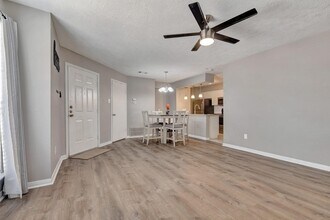 2402 Sycamore Ave in Huntsville, TX - Building Photo - Building Photo