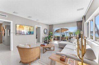 1130 Venetian Way in Miami Beach, FL - Building Photo - Building Photo