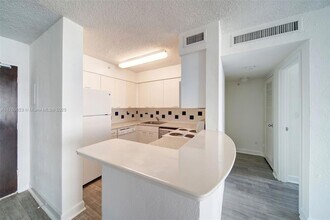 1500 Bay Rd, Unit S-0650 in Miami Beach, FL - Building Photo - Building Photo