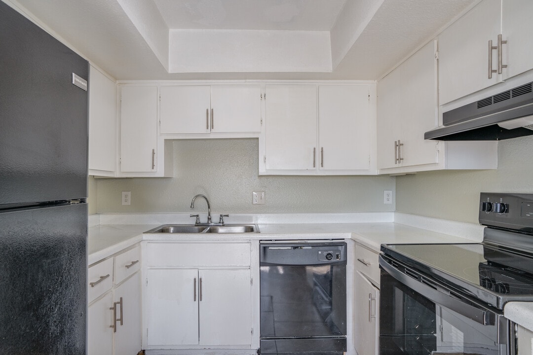 Woodridge Manor Apartments in Glendale, AZ - Building Photo