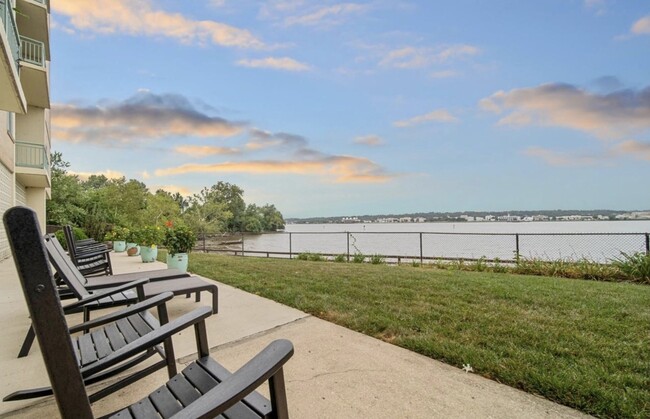 501 Slaters Ln, Unit 508 in Alexandria, VA - Foto de edificio - Building Photo