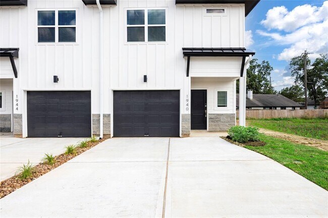 1940 Longmire Rd in Conroe, TX - Building Photo - Building Photo