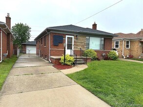 8101 Marian St, Unit 01201 in Warren, MI - Building Photo - Building Photo