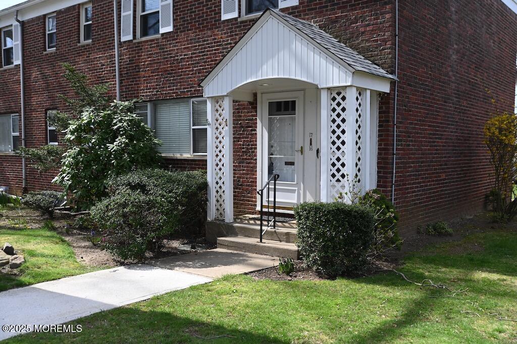 16 Manor Dr in Red Bank, NJ - Building Photo