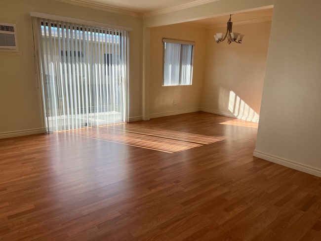 1523 Scott Rd in Burbank, CA - Foto de edificio - Building Photo